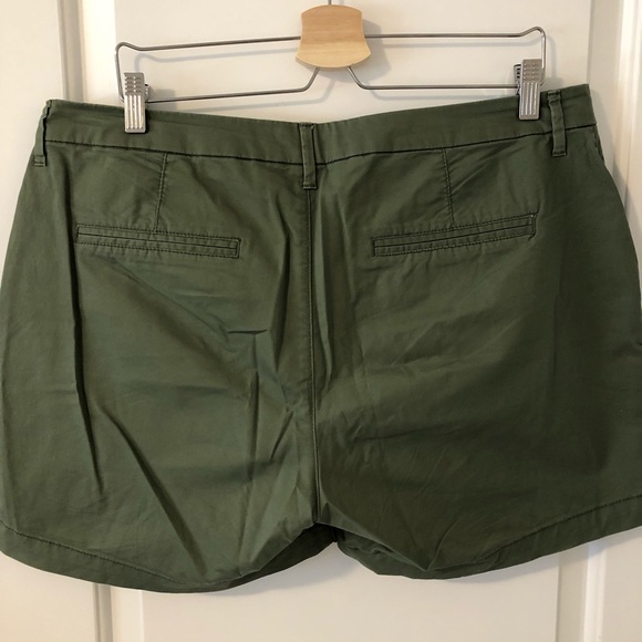 Old Navy 5” Chino Shorts - Picture 3 of 3